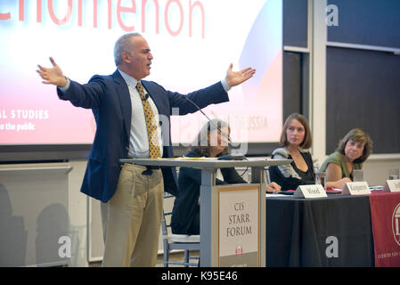 Russische Dissident Garri Kasparow spricht aus der Starr Forum Podium am MIT in Cambridge, Massachusetts. Stockfoto