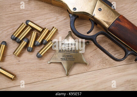 Wild West Zeitraum wiederholen Gewehr mit Munition und Sheriff badge Stockfoto
