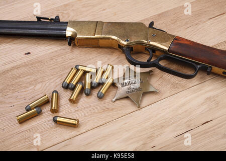 Wild West Zeitraum wiederholen Gewehr mit Munition und Sheriff badge Stockfoto