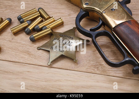 Wild West Zeitraum wiederholen Gewehr mit Munition und Sheriff badge Stockfoto