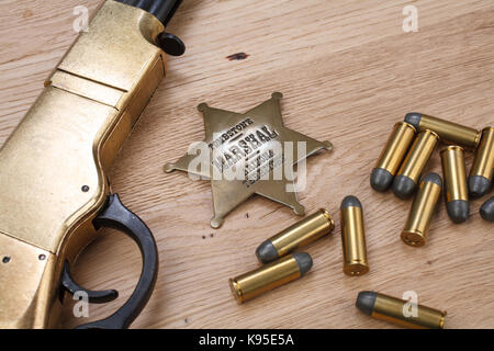 Wild West Zeitraum wiederholen Gewehr mit Munition und Sheriff badge Stockfoto