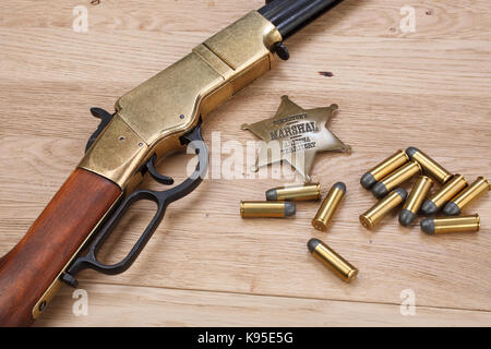 Wild West Zeitraum wiederholen Gewehr mit Munition und Sheriff badge Stockfoto