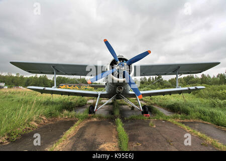 Doppeldecker auf dem Flugplatz, Vorderansicht Stockfoto