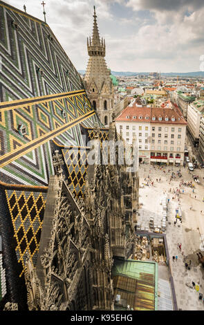 WIEN, ÖSTERREICH - AUGUST 28: Stephansdom und serieller Blick über das Stadtbild von Wien, Österreich am 28. August 2017. Foto von der nach Stockfoto