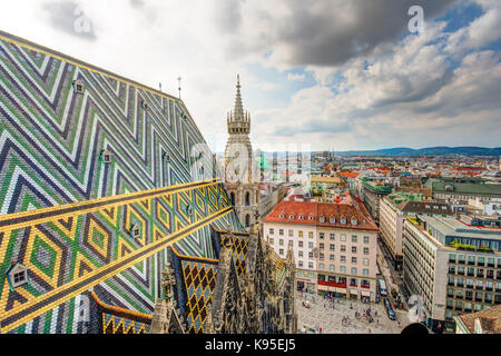 WIEN, ÖSTERREICH - AUGUST 28: Stephansdom und serieller Blick über das Stadtbild von Wien, Österreich am 28. August 2017. Foto von der nach Stockfoto