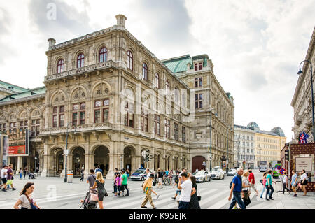 Wien, Österreich - 28 August: Touristen an der Staatsoper Wien, Österreich, am 28. August 2017. Stockfoto