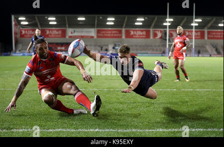 St Helens Morgan Knowles Tauchgänge für die Kugel hinter Salford Red Devils' Manu Vatuvei versagt aber versuchen, während der Betfred Super 8s match Score am AJ Bell Stadium, Salford zu. Stockfoto