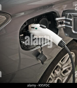 Detail Eines elektrischen Auto, auf der Straße in Rechnung gestellt Stockfoto