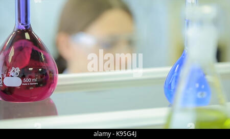 Weibliche Forscher forschen gemeinsam in einem Chemielabor research center Farbe getonte Bild flach Freiheitsgrad. Die Frau in der modernen medizinischen Labor arbeiten. Das medizinische Personal arbeiten mit Automat. Analyse Blut im Krankenhaus Labor. Stockfoto