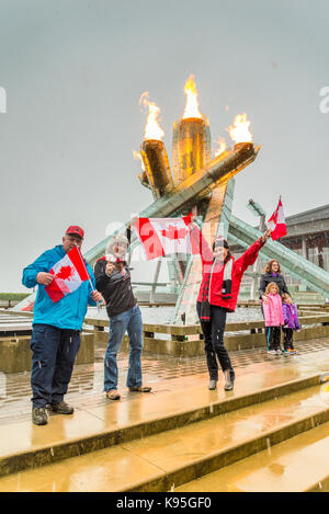Die Kanadier feiern die 2014 Olympic Hockey Mens und der goldmedaillen durch Sammeln bei den Olympischen Kessel 2010 in Vancouver. Stockfoto