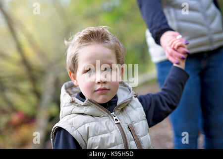 Boy im Herbst Jahreszeit in einem Park Stockfoto