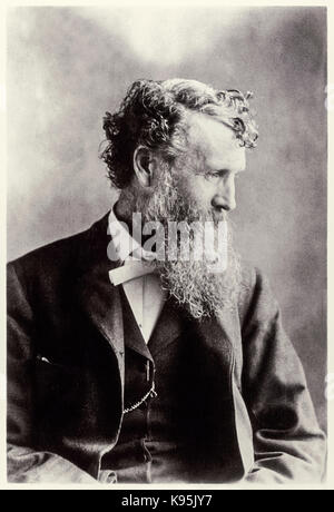 John Muir (1838-1914) Naturforscher, deren Leidenschaft für die Erhaltung der Wildnis in den Vereinigten Staaten durch sein Schreiben vermittelt dazu beigetragen, den Yosemite National Park und der National Park Service der USA etablieren. Studio Foto ca. 1900. Stockfoto