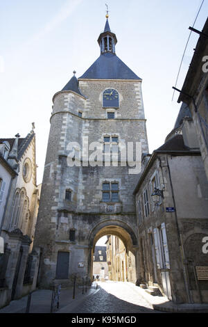 Clock Tower in Avallon, Yonne, Burgund, Frankreich, mit Torbogen über schmale, gepflasterte Straße Stockfoto