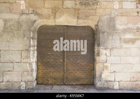 Breite, Holz-, mittelalterliche Tür mit gebogenen aus hellem Stein umgeben, und Ogee Arch, Avallon, Yonne, Burgund, Frankreich Stockfoto
