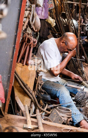 Handwerker, metalwork Schmuck zum Verkauf in Souks in Marrakesch Marokko Stockfoto