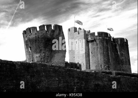 Südöstlichen Turm und Inneren östlichen Torhaus. Caerphilly Castle. Stockfoto