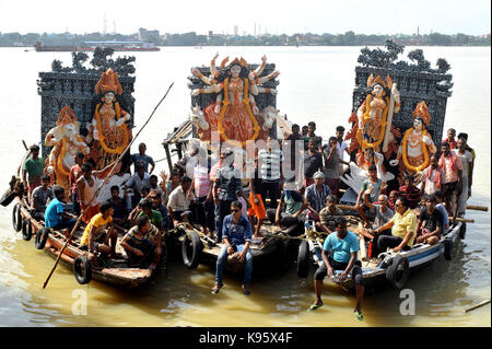 Ein Ton Statue der indisch-hinduistischen Göttin Durga ist von einer Werkstatt in Kumartoli, Dorf, das Idol der Filmemacher transportiert, mit dem Boot auf dem Fluss Ganges. Stockfoto