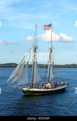 Die Liberty Clipper eine Tour Boot dargestellt, Rückkehr nach Boston im äußeren Hafen. Stockfoto