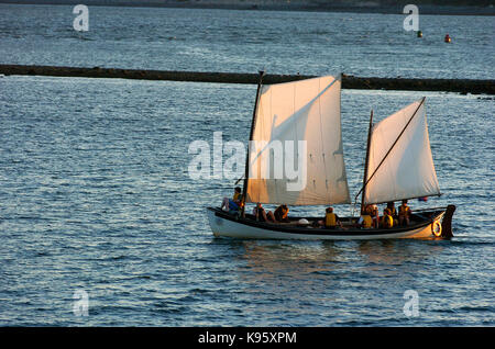 Eine Gruppe von Jugendlichen auf einem Outward Bound Segeln im Hafen von Boston. Stockfoto