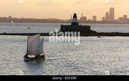 Eine Gruppe von Jugendlichen auf einem Outward Bound Boot Segeln im Hafen von Boston an einem Sommerabend. Stockfoto