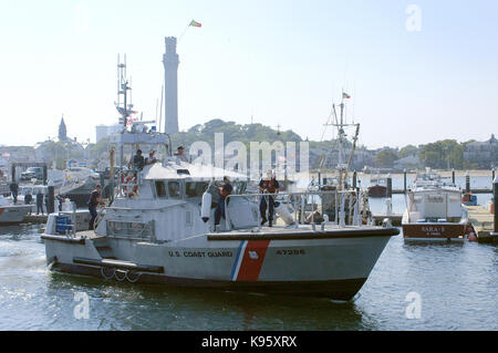 Der scheidende Küstenwache Handwerk in Provincetown verlässt den Hafen Stockfoto