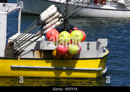 Fanggeräte an einem Verankerten kommerziellen Fischerboot in Chatham Hafen auf Cape Cod Stockfoto