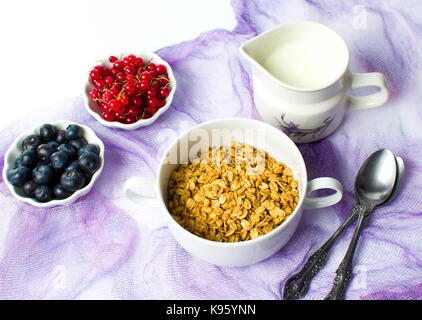 Müsli Müsli mit Beeren Obst für ein gesundes Frühstück Stockfoto