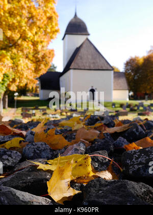 Alte historische Kirche von Husby-Ärlinghundra, etwas außerhalb von Märsta, Sigtuna Gemeinde, nördlich von Stockholm, Schweden. Stockfoto