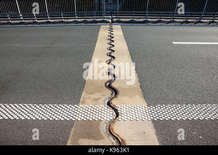 Asphalt Trennung in die autobahnbrücke Fahrbahn Stockfoto