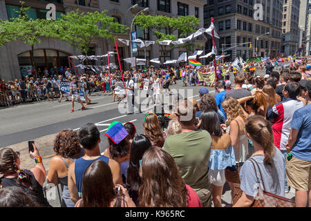 Marchers in der Gay Pride Parade auf der 5th Avenue in Manhattan, New York City, New York. Stockfoto