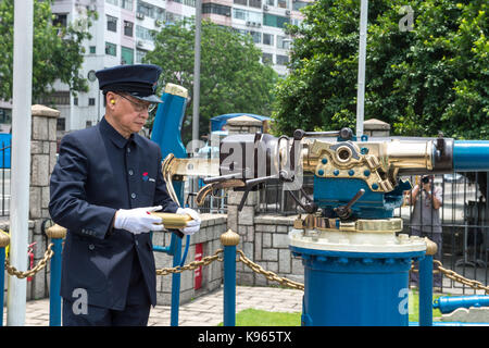 HONGKONG, HONGKONG SAR, CHINA. Das Noonday-Geschütz ist ein ehemaliges Marine-Artillerie-Geschütz, das an einem mit einem Gatter versehenen Standort in der Nähe des Causeway Bay Typhoon Shelter Positioniert Ist Stockfoto