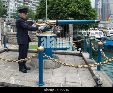 HONGKONG, HONGKONG SAR, CHINA. Das Noonday-Geschütz ist ein ehemaliges Marine-Artillerie-Geschütz, das an einem mit einem Gatter versehenen Standort in der Nähe des Causeway Bay Typhoon Shelter Positioniert Ist Stockfoto