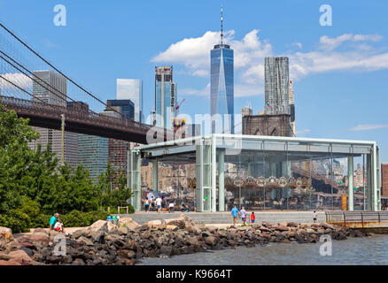 Menschen gehen, sitzen und entspannen in den Brooklyn Bridge Park in Brookly, New York. Stockfoto