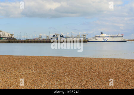 Fähre Hafen von Dover mit der P&O Fähre Spirt von Frankreich, in Port, mit den weißen Klippen von Dover im Hintergrund. Die Dover Kent Stockfoto