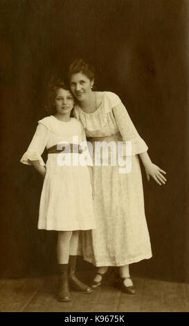 Antike c 1920 Foto, Tante und Nichte studio Bild. Quelle: original Foto. Stockfoto