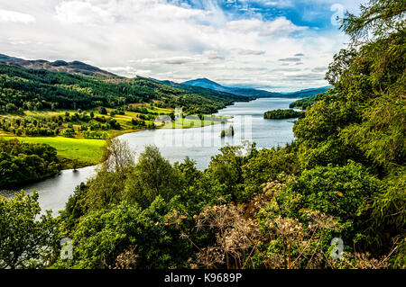 Die herrliche Aussicht entlang der langen schmalen Loch Tummel in Richtung der ikonischen Schiehallion als aus der Sicht im Queen's View Visitor Center gesehen Stockfoto