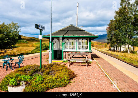 Eine malerische grüne und weiße "Signal" auf einer Insel zwischen zwei Bahnstrecken in die Wildnis des Rannoch Moor errichtet Stockfoto