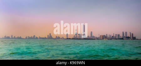 KUWAIT - Dezember 31 - Al Hamra Tower, Kuwait Towers, Al Tijaria Tower und vielen anderen großen Türme und Gebäude aus dem Golf Meer gesehen. Stockfoto