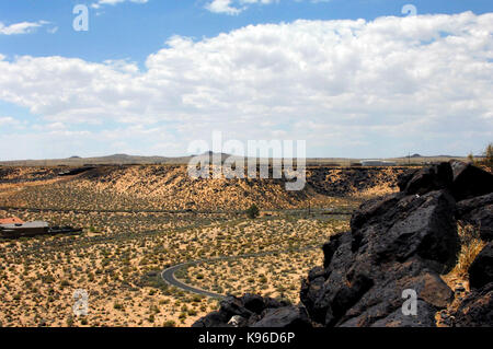 Straße Kurven um die Petroglyph National Monument in Albuquerque, New Mexico. Stockfoto