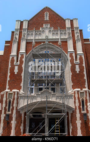 Arbeiter stehen auf Gerüsten, um die Armaturen um Buntglasfenster der Kathedrale von St. John Berchmans in Shreveport, Louisiana, zu lackieren. Hoch s Stockfoto