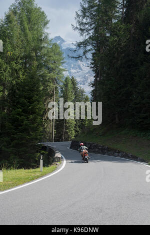 Das Stilfser Joch, eines mit 76 Haarnadel kurven Es ist eine Auto und Motorrad Fan traum Laufwerk und einer der Alpen Ultra hohe Pässe, von Italien in die Schweiz Stockfoto