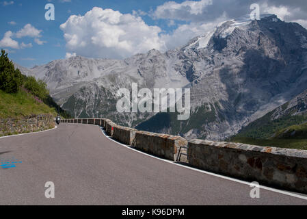 Das Stilfser Joch, eines mit 76 Haarnadel kurven Es ist eine Auto und Motorrad Fan traum Laufwerk und einer der Alpen Ultra hohe Pässe, von Italien in die Schweiz Stockfoto