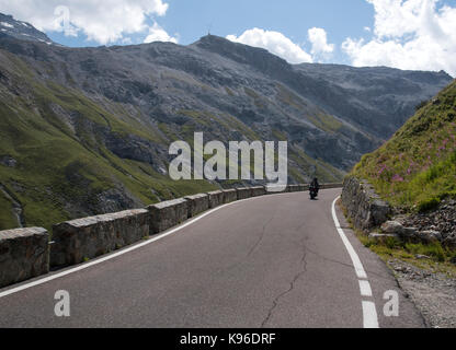 Motorradfahrer auf dem Stilfser Joch, mit 76 Haarnadel Kurven einer der besten Straßen in der Welt und eine Alpine Ultra High Pass, von Italien in die Schweiz Stockfoto