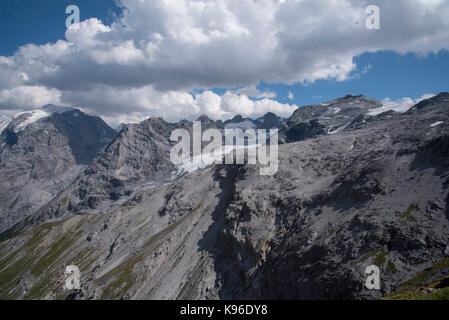 Das Stilfser Joch, eines mit 76 Haarnadel kurven Es ist eine Auto und Motorrad Fan traum Laufwerk und einer der Alpen Ultra hohe Pässe, von Italien in die Schweiz Stockfoto