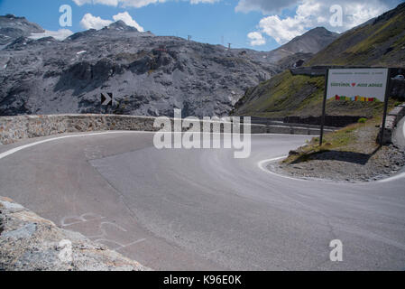 Das Stilfser Joch, eines mit 76 Haarnadel kurven Es ist eine Auto und Motorrad Fan traum Laufwerk und einer der Alpen Ultra hohe Pässe, von Italien in die Schweiz Stockfoto