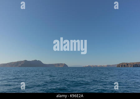 Hauptstadt von Santorin, Thira vom Meer aus gesehen. Stockfoto