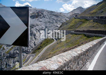 Das Stilfser Joch, eines mit 76 Haarnadel kurven Es ist eine Auto und Motorrad Fan traum Laufwerk und einer der Alpen Ultra hohe Pässe, von Italien in die Schweiz Stockfoto