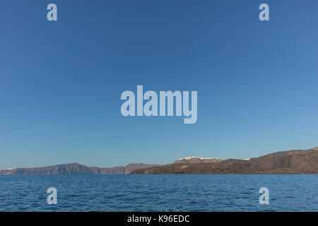 Hauptstadt von Santorin, Thira vom Meer aus gesehen. Stockfoto