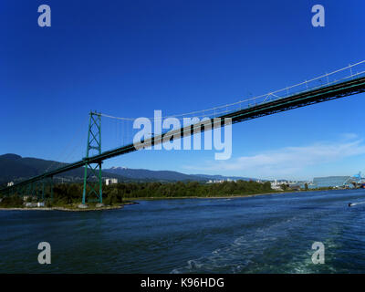 Vorbei unter der Lion's Gate Bridge, Vancouver, BC, Kanada. Stockfoto