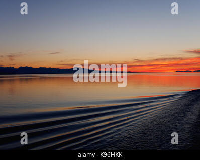 Sonnenuntergang über der Straße von Georgia und Vancouver Island vom Deck eines Kreuzfahrtschiffes gesehen. Stockfoto